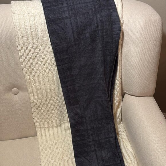 High-Waisted Graphite Pattern Leggings - Picture 7 of 7